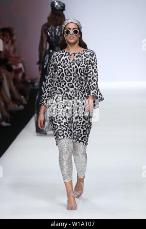 I modelli a piedi la pista al Guido Maria Kretschmer visualizza durante la Mercedes-Benz Fashion Week Berlin Primavera/Estate 2020 a ewerk su 1 Luglio, 2019 a Berlino, Germania. Foto Stock