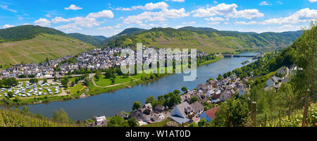 Panoramica vista aerea del fiume Moselle con villaggi e Kovenig Enkirch e vigneti circostanti.Renania-Palatinato, Germania. Foto Stock