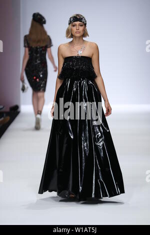 I modelli a piedi la pista al Guido Maria Kretschmer visualizza durante la Mercedes-Benz Fashion Week Berlin Primavera/Estate 2020 a ewerk su 1 Luglio, 2019 a Berlino, Germania. Foto Stock