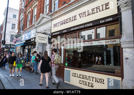 Londra, Regno Unito. 22 Giugno, 2019. Questo iconico ramo di Patisserie Valerie in Old Compton Street, Soho, è stato chiuso dopo la pasticceria è andato a catena in admin Foto Stock