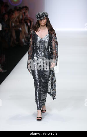 I modelli a piedi la pista al Guido Maria Kretschmer visualizza durante la Mercedes-Benz Fashion Week Berlin Primavera/Estate 2020 a ewerk su 1 Luglio, 2019 a Berlino, Germania. Foto Stock