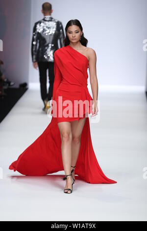 I modelli a piedi la pista al Guido Maria Kretschmer visualizza durante la Mercedes-Benz Fashion Week Berlin Primavera/Estate 2020 a ewerk su 1 Luglio, 2019 a Berlino, Germania. Foto Stock