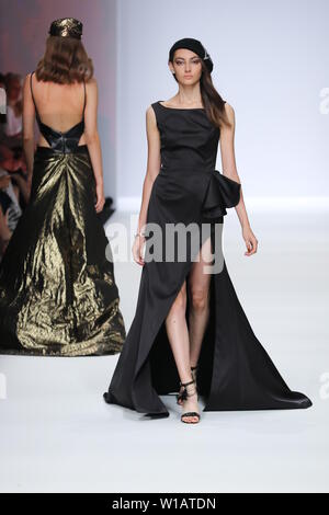 I modelli a piedi la pista al Guido Maria Kretschmer visualizza durante la Mercedes-Benz Fashion Week Berlin Primavera/Estate 2020 a ewerk su 1 Luglio, 2019 a Berlino, Germania. Foto Stock