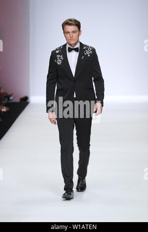 I modelli a piedi la pista al Guido Maria Kretschmer visualizza durante la Mercedes-Benz Fashion Week Berlin Primavera/Estate 2020 a ewerk su 1 Luglio, 2019 a Berlino, Germania. Foto Stock