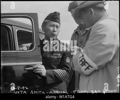 Arcadia, California. Vestito in uniforme di servizio di marcatura nella prima guerra mondiale, questo veterano entra . . .; Portata e contenuto: tutta la didascalia per questa fotografia si legge: Arcadia, California. Vestito in uniforme di servizio di marcatura nella prima guerra mondiale, questo veterano entra Santa Anita il centro di raccolta per le persone di ascendenza giapponese evacuato dalla west coast. Foto Stock