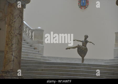 Grand Theatre con la ballerina scultura in Havana, Cuba 2018 Foto Stock