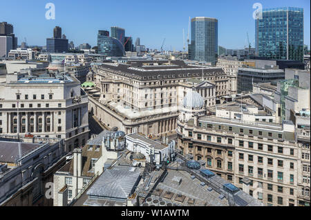 Vista sul tetto della Bank of England headquarters building in Threadneedle Street circondato da antichi e moderni edifici nella città di nel distretto finanziario londinese, CE2 Foto Stock