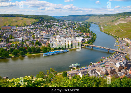 Di Bernkastel Kues, RENANIA-PALATINATO, Germania - 31 Maggio 2019: Veduta aerea della parte occidentale della città, il fiume Moselle e il vitigno circostante Foto Stock