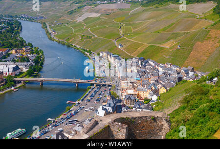 BERNKASTEL, RENANIA-PALATINATO, Germania - 31 Maggio 2019: vista aerea del lato orientale della città, il fiume Moselle e vigneti circostanti Foto Stock