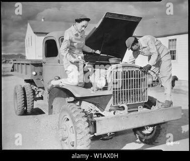 Gli ausiliari Ruth Wade e Lucille Mayo (da sinistra a destra) dimostrare ulteriormente la loro capacità di carrelli di servizio come insegnato loro durante il periodo di elaborazione a Fort Des Moines e mettere in pratica a Fort Huachuca, Arizona., 12/08/1942 Foto Stock