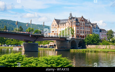 Bernkastel-Kues bridge e l'Hotel Drei Konige tre (RE) Costruzione presso il fiume Moselle bank su una mattina di sole. Renania-palatinato, Germania. Foto Stock