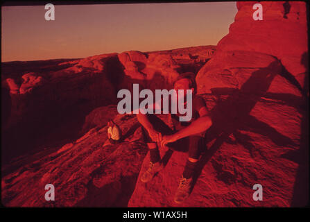 BACKPACKERS TERRY MCGAW E GLEN DENNY resto nel sole di setting alla fine del sentiero per Delicate Arch Foto Stock