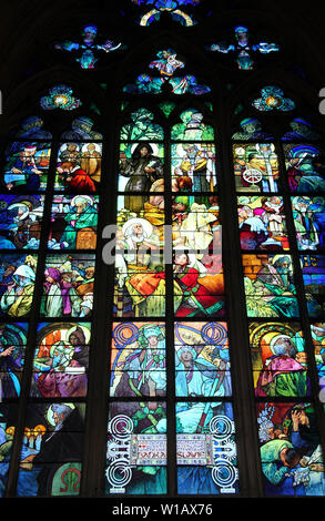 Famoso Alphonse Mucha finestra presso la Chiesa Cattolica Romana Cattedrale Metropolitana di Santi Vito Venceslao e Adalberto di Praga Foto Stock