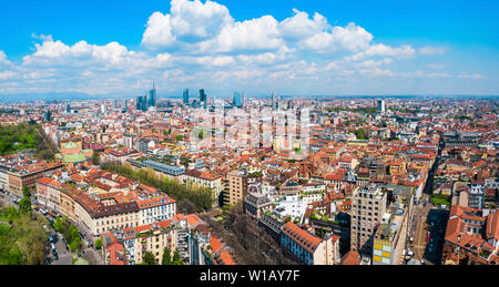 Antenna di Milano vista panoramica. Milano è la capitale della Lombardia e la seconda città più popolosa d'Italia. Foto Stock