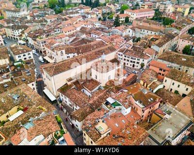 Desenzano Cattedrale o Duomo di Santa Maria Maddalena antenna vista panoramica di Desenzano cittadina sulle rive del Lago di Garda in Italia Foto Stock