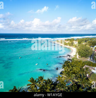 Antenna fuco vista sul resort di lusso e la fascia costiera a Belle Mare sulla spiaggia di Isola Mauritius. Tonica immagine. Foto Stock