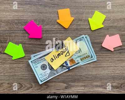 Pagamenti alimony. Pila di dollari con firmare assegni alimentari e denaro. Il divorzio e il concetto di separazione Foto Stock