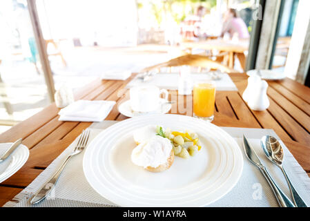 Le uova in camicia e patate per colazione in Mauritius resort di lusso. Inizio mattina di sole. Tonica immagine. Foto Stock