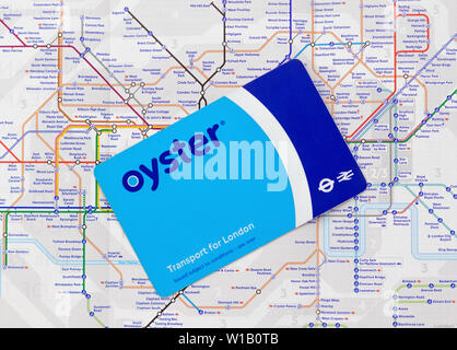 London / UK - 1 Luglio 2019 - Oyster card di viaggio su una mappa della metropolitana di Londra Foto Stock