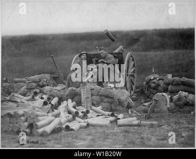 Batteria C, sesto campo artiglieria, sparò il primo colpo per l'America sul fronte dei Lorena. Un guscio caso volare attraverso l'aria e un nuovo guscio scorrevole in culatta nella stessa frazione di secondo. Beaumont, Francia., 09/02/1918; Note Generali: Utilizzo di guerra e di conflitto numero 623 quando si ordina una riproduzione o la richiesta di informazioni su questa immagine. Foto Stock