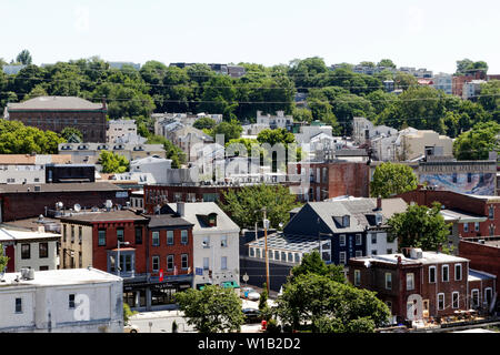 Philadelphia, PA, Stati Uniti d'America - Luglio 1, 2019: vista dello skyline del quartiere Manayunk a Philadelphia, Pennsylvania. Foto Stock