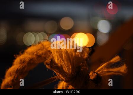 Bokeh di fondo dietro il nodo di corda in Docklands, Londra, Inghilterra, Regno Unito Foto Stock