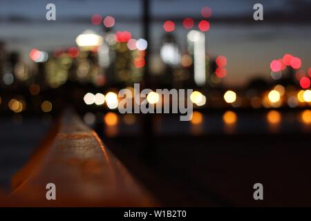 Bokeh di fondo dietro il nodo di corda in Docklands, Londra, Inghilterra, Regno Unito Foto Stock