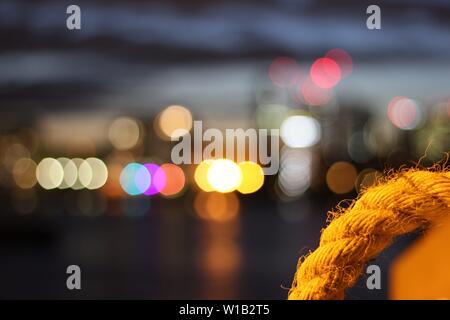 Bokeh di fondo dietro il nodo di corda in Docklands, Londra, Inghilterra, Regno Unito Foto Stock