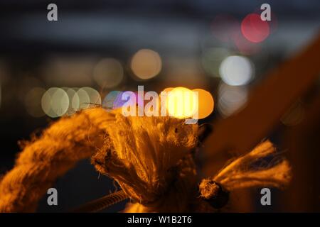 Bokeh di fondo dietro il nodo di corda in Docklands, Londra, Inghilterra, Regno Unito Foto Stock