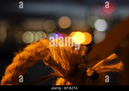 Bokeh di fondo dietro il nodo di corda in Docklands, Londra, Inghilterra, Regno Unito Foto Stock