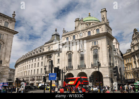 Curve di Regent street con la contea fuoco Ufficio del quadrante a Piccadilly Circus Westminster London Inghilterra England Foto Stock