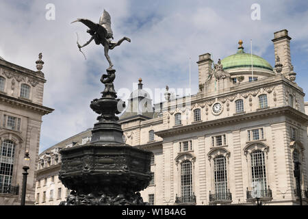 Shaftesbury Memorial Fountain toped in winged Anteros in Piccadilly Circus con il quadrante su Regent Street London Inghilterra England Foto Stock