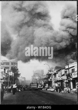 Fumo nero copre aree della capitale e camion fuoco rush per le scene di incendi impostato durante gli attacchi dai Viet Cong durante il Tet festivo periodo di vacanza. Saigon, 1968., 1958 - 1974; Note Generali: Utilizzo di guerra e di conflitto numero 418 quando si ordina una riproduzione o la richiesta di informazioni su questa immagine. Foto Stock