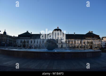 In tarda serata la vista della terra fontana e palazzo Grassalkovich a Bratislava, in Slovacchia Foto Stock