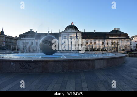 Vista serale della massa fontana e palazzo Grassalkovich a Bratislava, in Slovacchia Foto Stock