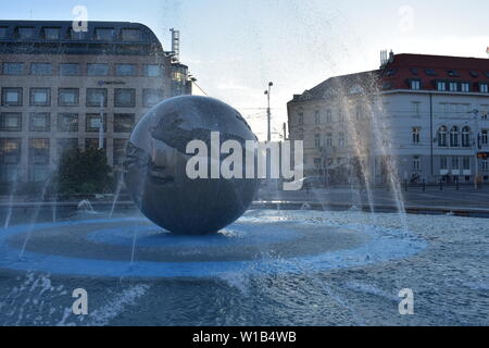 Vista ravvicinata della fontana "Terra - Pianeta della pace si trova a Bratislava, in Slovacchia a sera Foto Stock