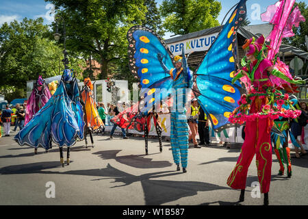 Berlino, Germania - Giugno 9, 2019: umana butterfly sul carnevale di culture Parade Karneval der Kulturen Umzug - multiculturale music festival di Kre Foto Stock