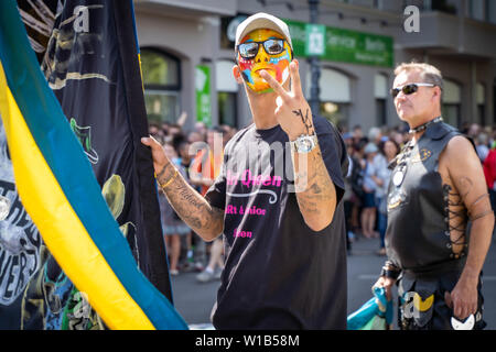 Berlino, Germania - Giugno 9, 2019: partecipante sul carnevale di culture Parade Karneval der Kulturen Umzug - multiculturale music festival in Kreuzbe Foto Stock