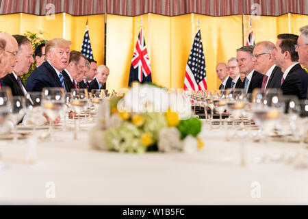 Osaka, Stati Uniti d'America. Il 27 giugno, 2019. Presidente Trump, uniti da membri della delegazione degli Stati Uniti, incontra il Primo Ministro australiano Scott Morrison ad una cena di lavoro presso l'Imperial Hotel Osaka Giovedì, 27 giugno 2019, Osaka, Giappone. Persone: presidente Donald Trump Credito: tempeste Media Group/Alamy Live News Foto Stock