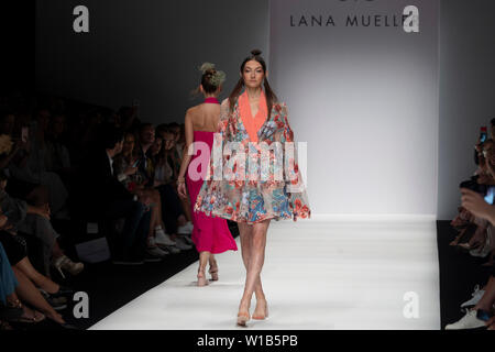 Un modello durante la lana Mueller visualizza, Mbfw Berlin, 01 Luglio 2019 Foto Stock