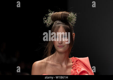 Un modello durante la lana Mueller visualizza, Mbfw Berlin, 01 Luglio 2019 Foto Stock