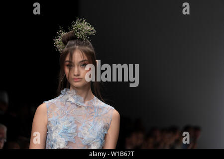 Un modello durante la lana Mueller visualizza, Mbfw Berlin, 01 Luglio 2019 Foto Stock