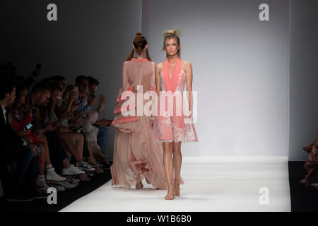 Un modello durante la lana Mueller visualizza, Mbfw Berlin, 01 Luglio 2019 Foto Stock