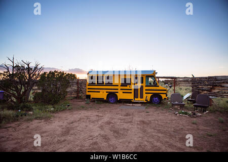 Scuola bus presentazione alternativa eco friendly Campeggio Glamping "nido" in Williams, Arizona, Stati Uniti d'America, nei pressi del Grand Canyon Foto Stock