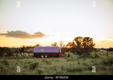 Rimorchio Airstream alloggio in alternativa eco friendly Campeggio Glamping "nido" Tramonto Tramonto in Williams, Arizona, Stati Uniti d'America, nei pressi del Grand Canyon Foto Stock