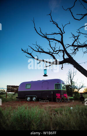 Rimorchio Airstream alloggio in alternativa eco friendly Campeggio Glamping "nido" in Williams, Arizona, Stati Uniti d'America, nei pressi del Grand Canyon Foto Stock