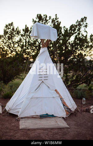 Fatte a mano tende Tepee tenda in alternativa eco friendly Campeggio Glamping "nido" al tramonto in Williams, Arizona, Stati Uniti d'America, nei pressi del Grand Canyon Foto Stock