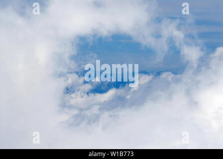 Mountain View all'interno del ricciolo di nuvola bianca Foto Stock