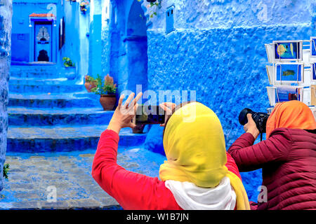 Chefchaouen, Marocco - 24/04/2019: turisti fotografare a Chefchaouen, una bellissima città del nord del Marocco e visitata da turisti provenienti da tutto il w Foto Stock