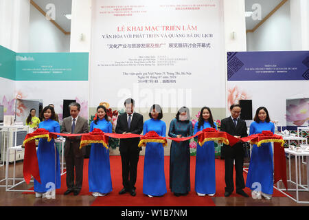 Hanoi, Vietnam. 1 Luglio, 2019. Gli ospiti tagliato il nastro in occasione della cerimonia di apertura di una mostra e un seminario sull'industria culturale e di promozione del turismo in Hanoi, capitale del Vietnam, 1 luglio 2019. La mostra si terrà presso la Biblioteca Nazionale del Vietnam ad Hanoi dal Ministero cinese della cultura e del turismo il Ministero Vietnamita della cultura, sport e turismo, e l'ambasciata cinese in Vietnam. Il patrimonio culturale e i prodotti creative sul display sono stati progettati e realizzati da cinque musei cinesi nel sud della Cina di Guangxi Zhuang Regione autonoma. Credito: Wang Di/Xinhua/Alamy Live News Foto Stock